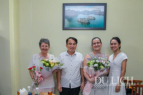 Chánh Thanh tra Sở Du lịch Hải Phòng - ông Phạm Văn Luân  tặng hoa cho 2 vị khách